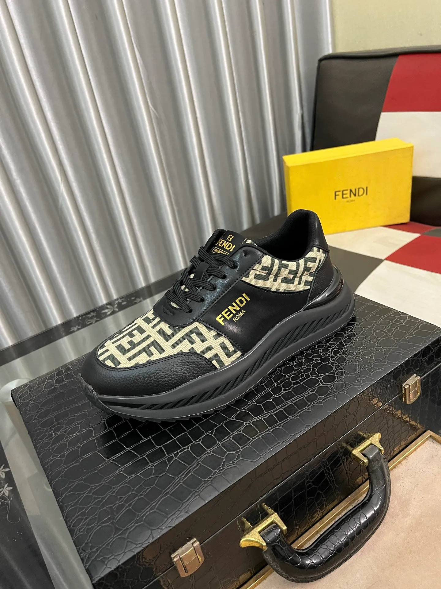 Men's Men's Shoes💰458⌚️⌚️[Fendi] Fendi's latest casual shoes for men! Available at counters simultaneously! Made entirely of imported top-grain calfskin, the interior is made of top-grain water-dyed cowhide, and the original factory-supplied rubber outsole. Leading new fashion concepts. Matching code: 38-444️⃣Colors available